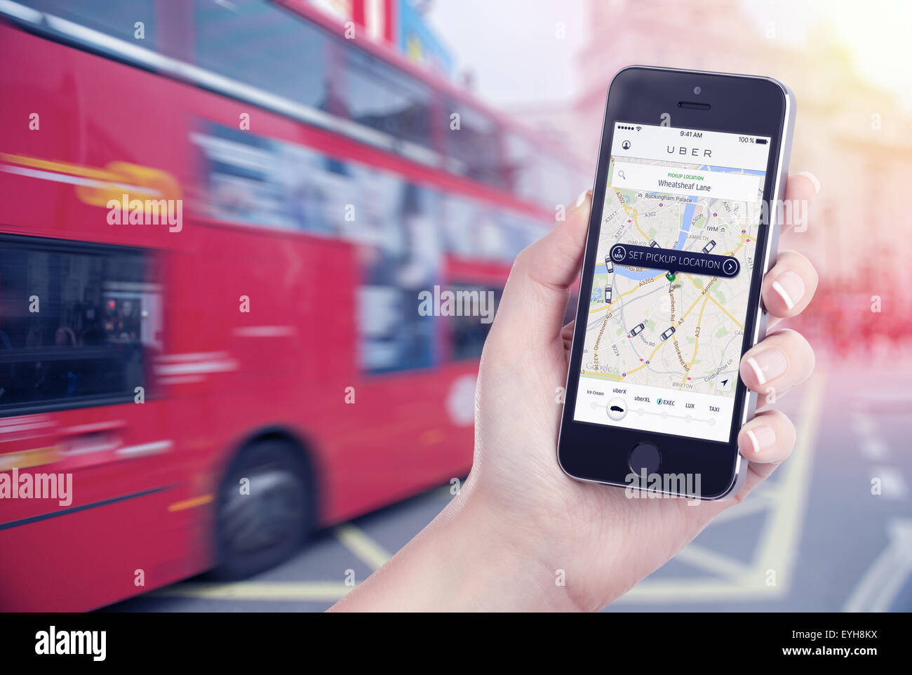 Varna, Bulgarien – 26. Mai 2015: Mietwagensuche von Uber-app, die auf dem Apple iPhone angezeigt wird. Straßenansicht im Hintergrund unscharf. Stockfoto