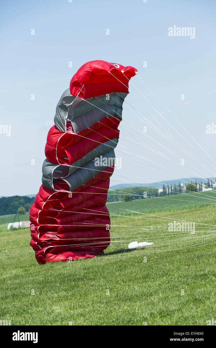 Roten Gleitschirm in Bewegung Stockfoto