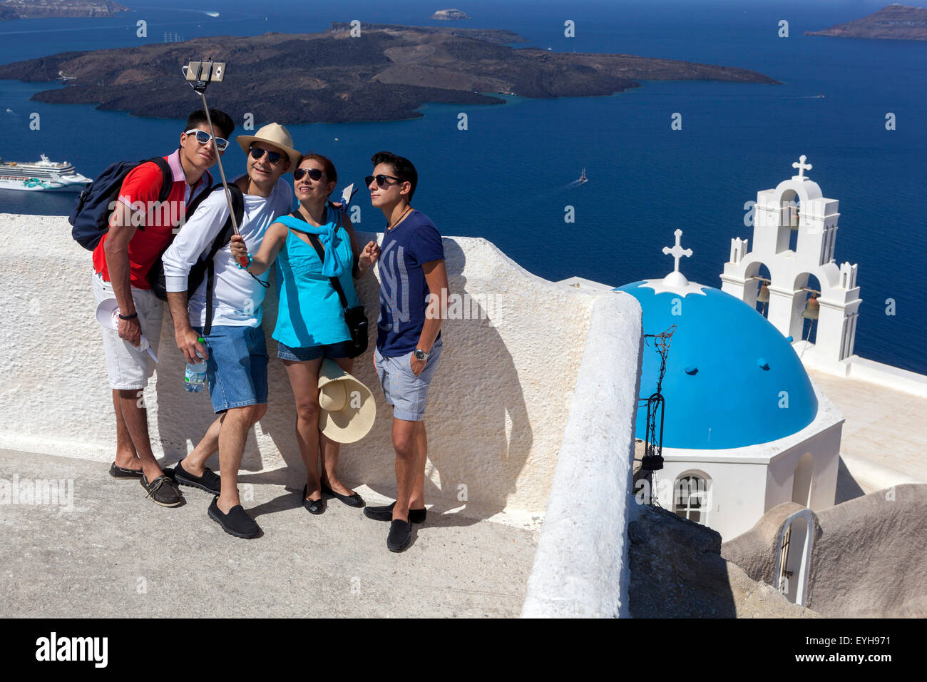 Touristen gruppe eine selfie in einem berühmten Ort, die Leute, die ein Foto auf dem Telefon selfie Santorini Griechenland Tourismus Stockfoto