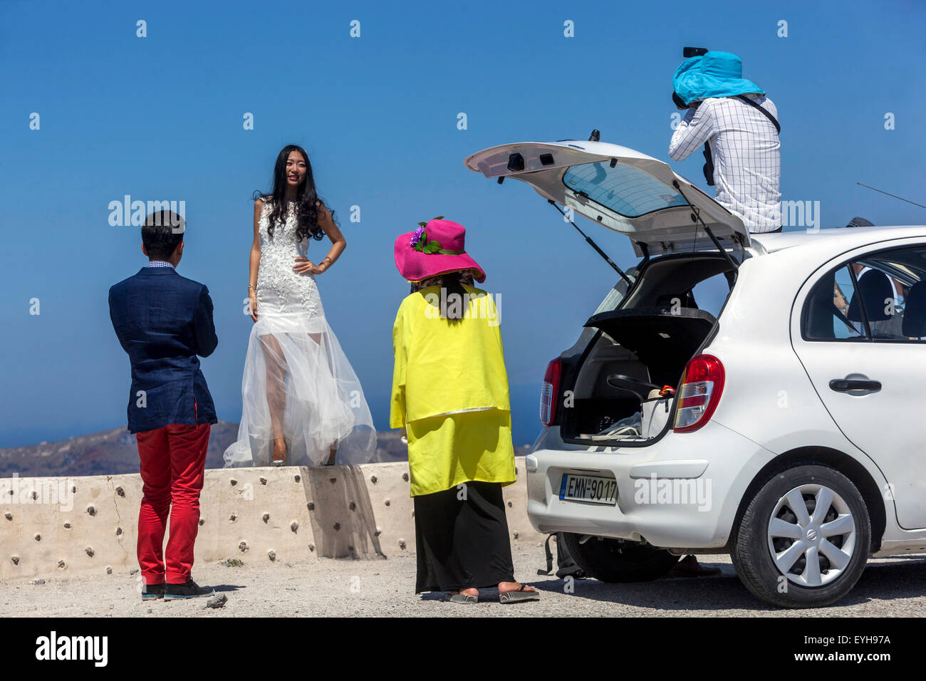 Asiatischen Menschen, Frau in Wedding Dress posieren für die Fotografen. Firostefani, Santorini, griechische Inseln, Griechenland, EU, Europa Stockfoto