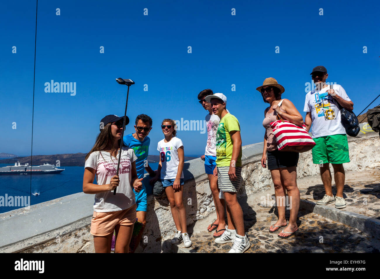 Touristen nehmen Selfie mit Smartphone-Kamera auf Selfie Stick vor. Thira Santorini, griechische Inseln, Griechenland, EU, Europa Stockfoto