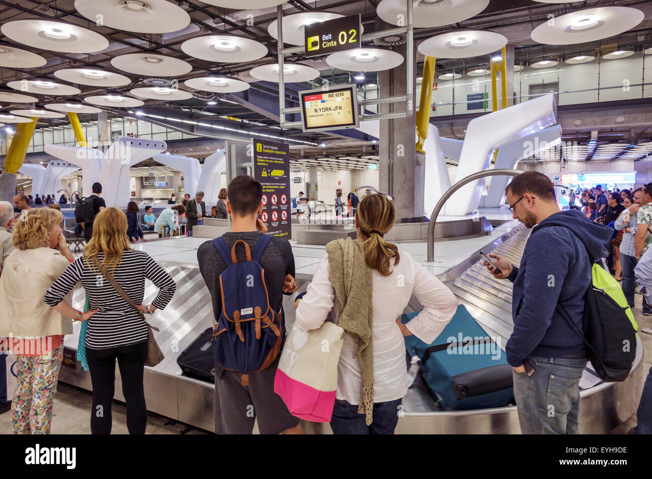 Spanien, MAD, Flughafen Adolfo Suarez Madrid-Barajas, international, innen, Terminal, Gate, Gepäckausgabe, hispanischer Mann, Männer, Frauen, Spai Stockfoto