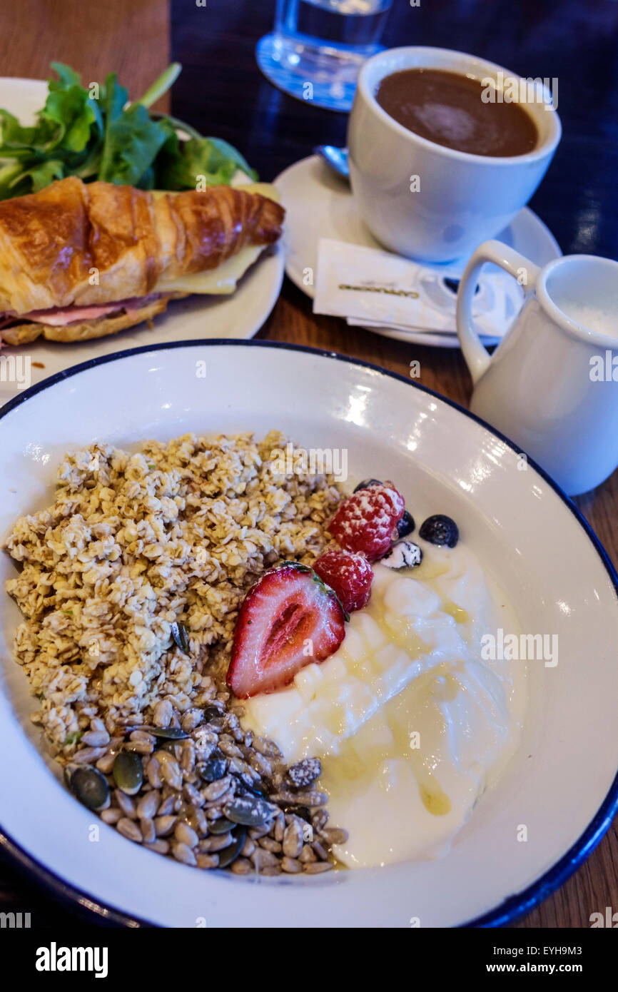 Madrid Spanien, Europa, Spanien, Recoletos, Salamanca, Cappuccino Grand Cafe, Kette, Café, Straßencafé, Restaurant Restaurants Essen Essen Essen Essen gehen Ca Stockfoto