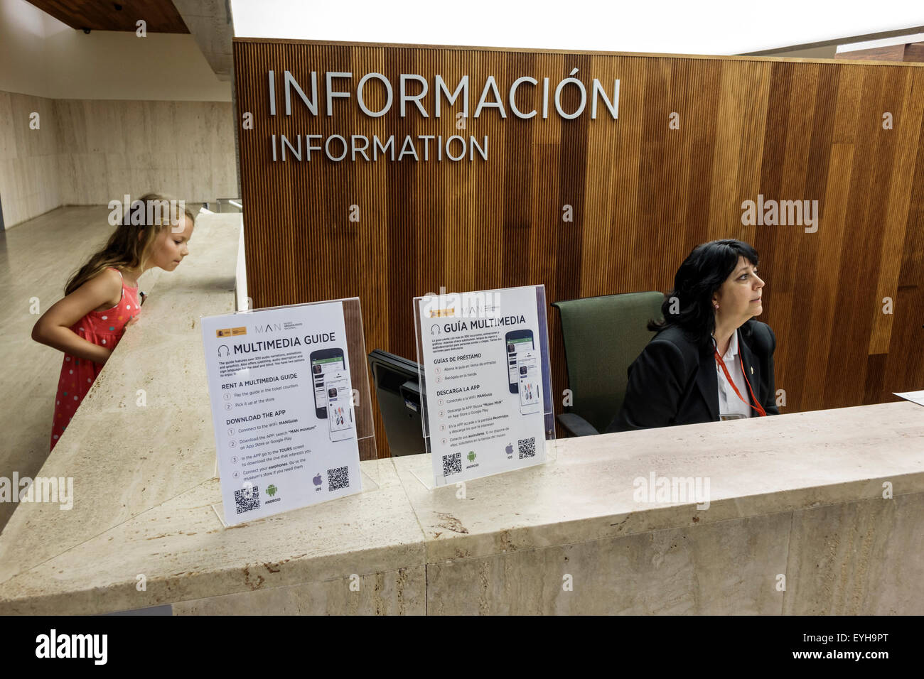 Madrid Spanien,Recoletos,Salamanca,Calle de Serrano,Museo Arqueologico Nacional,Archäologisches Nationalmuseum,Innenbereich,Informationen,Schreibtisch,Hilfe,eng Stockfoto