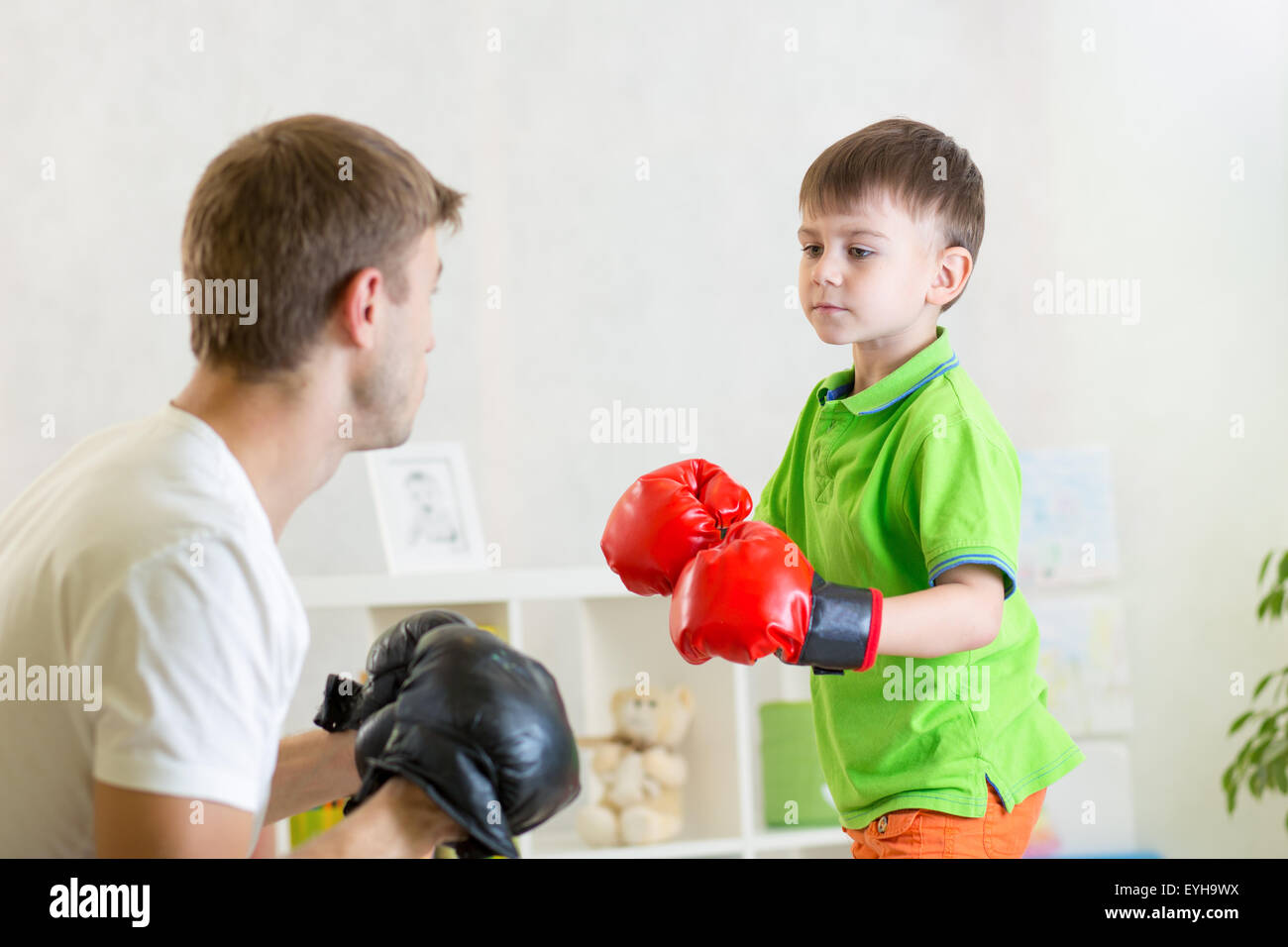 Kind junge und Papa spielen Boxen Stockfoto