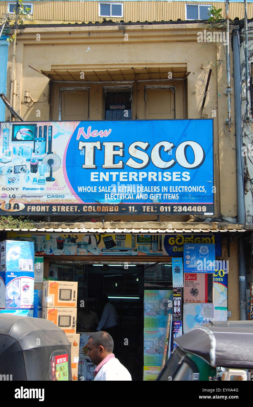 Tesco Unternehmen Ladenschild in Pettah, das Marktgebiet von Colombo, Sri Lanka Stockfoto