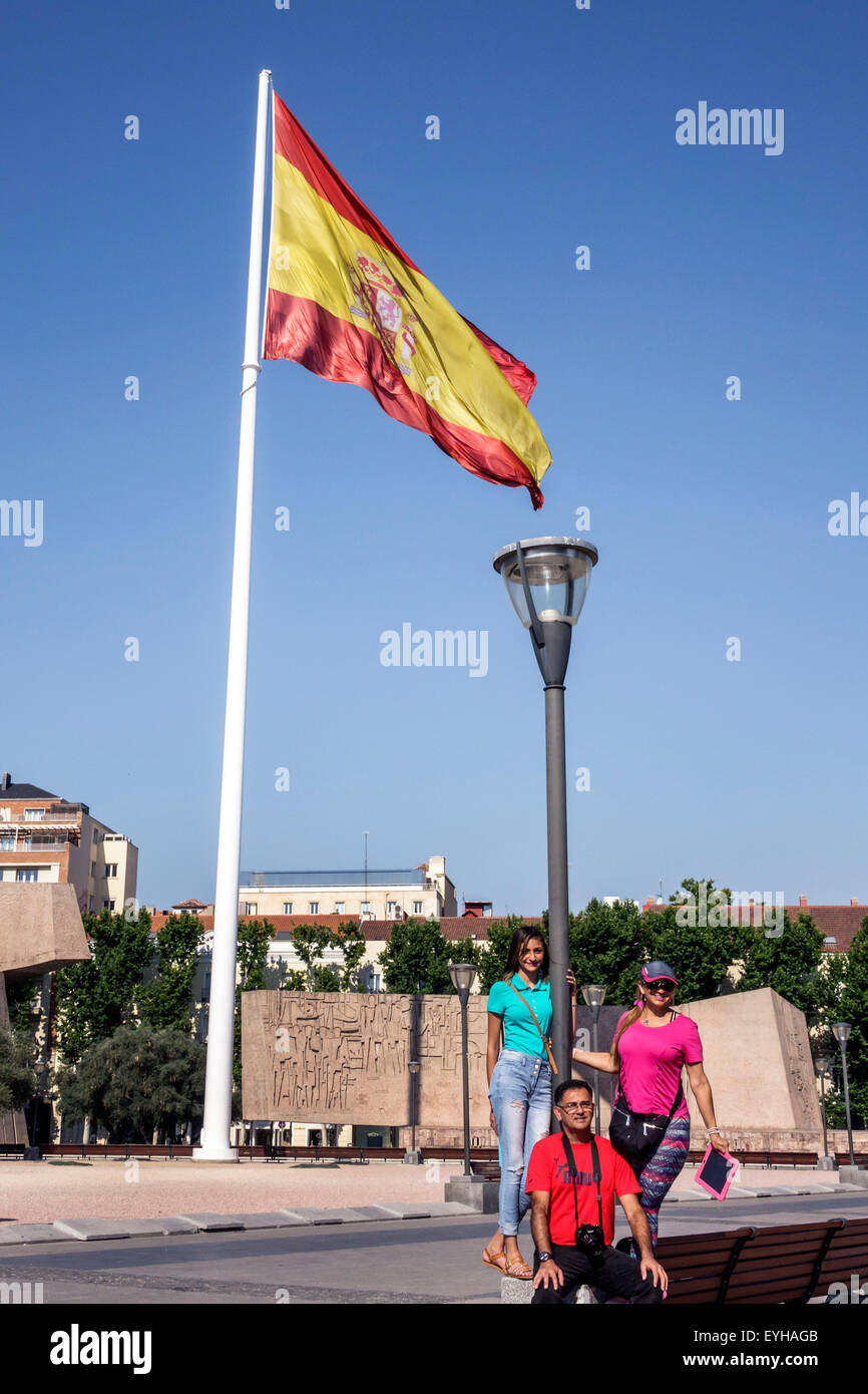 Madrid Spanien,Europa,Spanisch,Plaza de Colon,Columbus Plaza,Jardines del Descubrimiento,Discovery Gardens,Flagge,Park,Hispanic Latino Ethnische Immigra Stockfoto