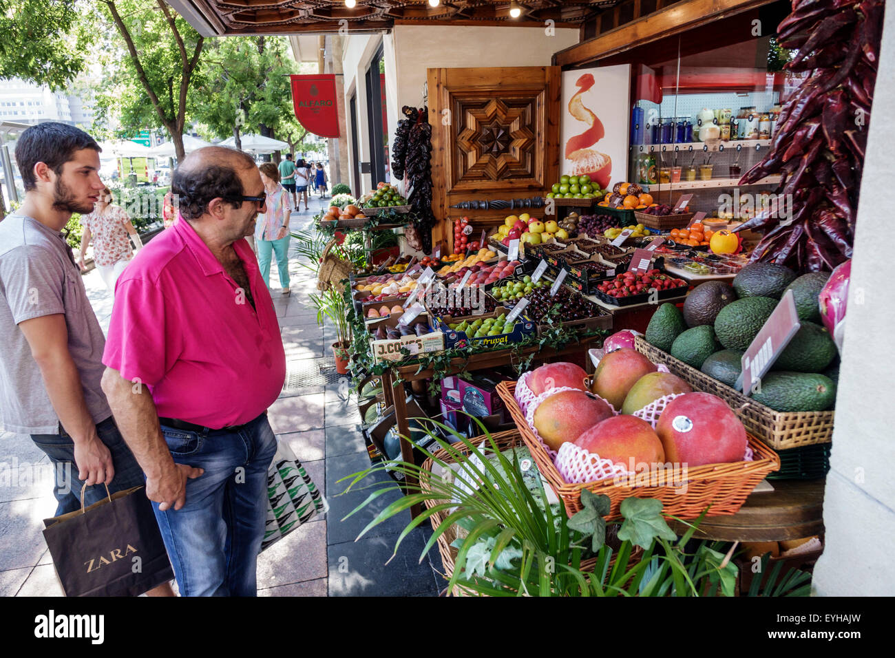 Madrid Spanien, Recoletos, Salamanca, Calle de Goya, Platea Madrid, Gold Gourmet, Familie Familien Eltern Eltern Kinder, Unternehmen, Shopping Shopper Shop Stockfoto