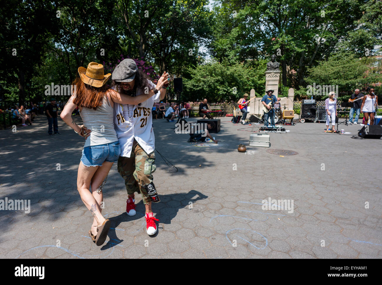 New York, NY-26 Juli 2015 - Mann und Frau tanzen zu einer Rockband in Washington Square Park © Stacy Walsh Rosenstock/Alamy Stockfoto
