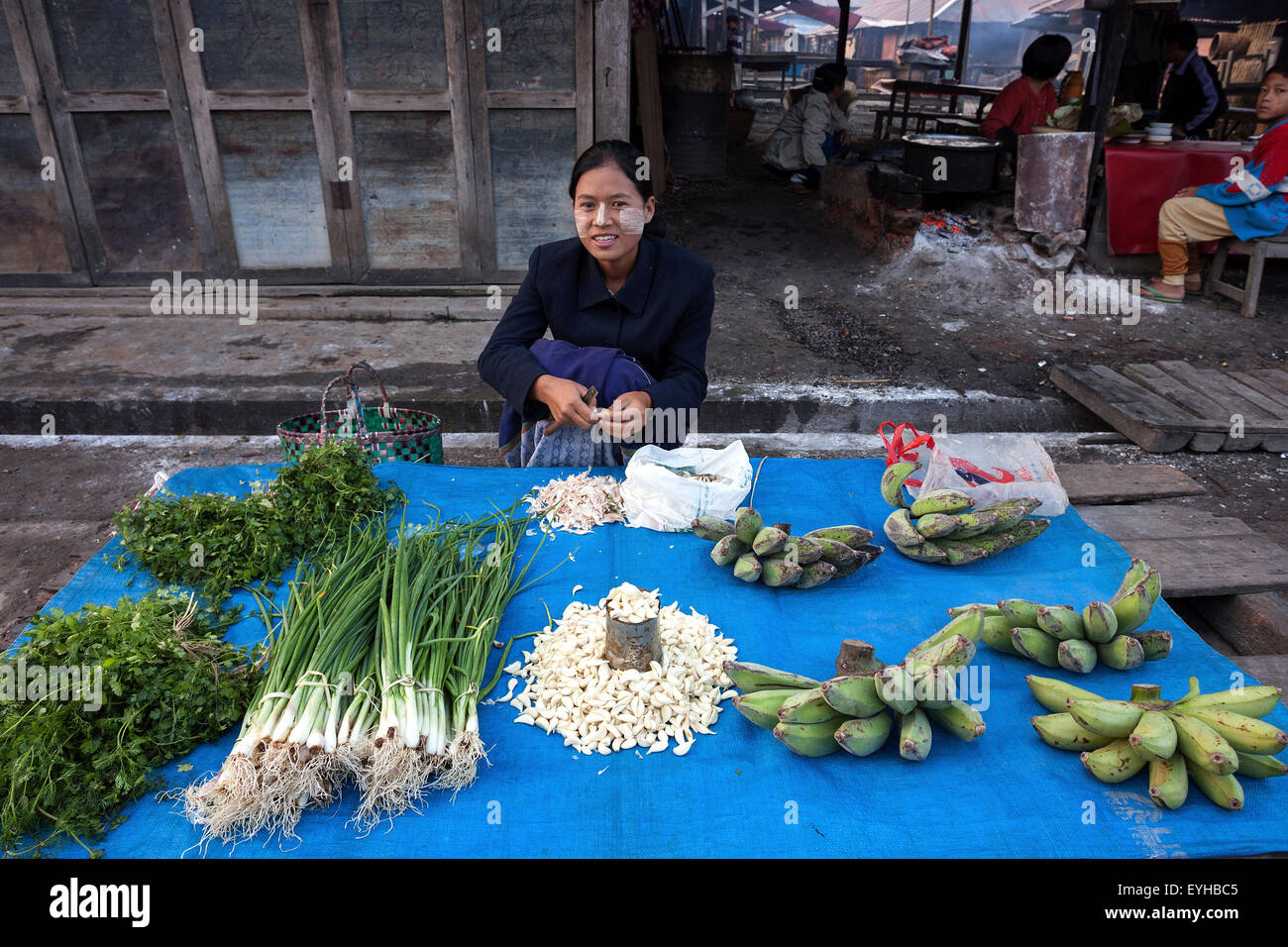 Lokale Frau verkaufen Gemüse auf dem Markt in Nyaungshwe, Shan State in Myanmar Stockfoto
