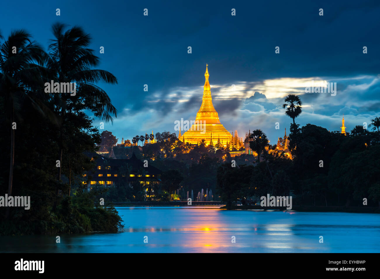 Goldene Hauptstupa in der Abenddämmerung, Chedi, Shwedagon-Pagode, Kandawgyi See, Kandawgyi-Naturpark, Yangon oder Rangun, Yangon Region Stockfoto