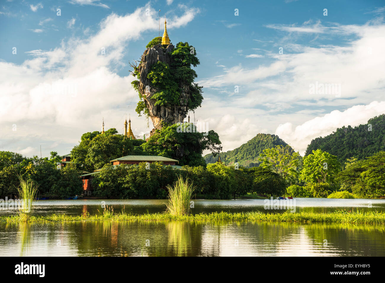 Kyauk Kalap Pagode auf einem Felsen, See, Kloster, Hpa-an, Kayin oder Karen State in Myanmar Stockfoto