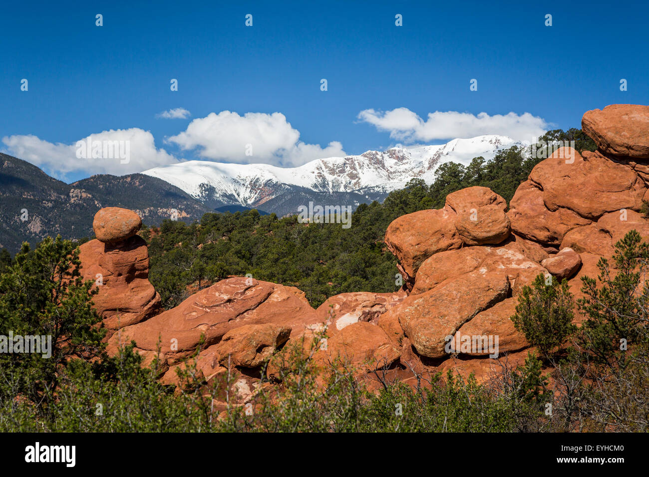 Die Felsformationen der Garten der Götter National Natural Landmark und Pikes Peak, in der Nähe von Colorado Springs, Colorado, USA Stockfoto