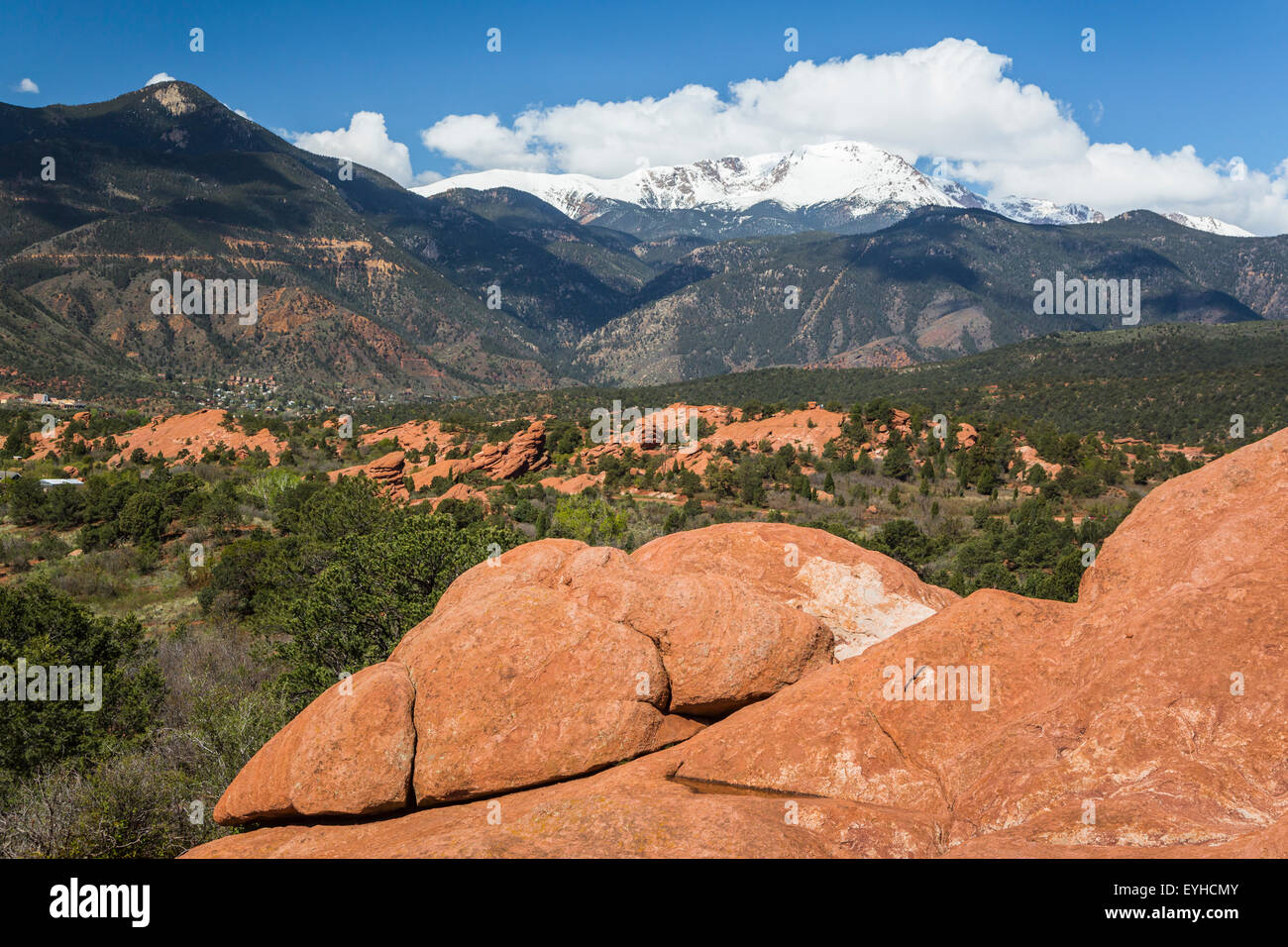 Die Felsformationen der Garten der Götter National Natural Landmark und Pikes Peak, in der Nähe von Colorado Springs, Colorado, USA Stockfoto