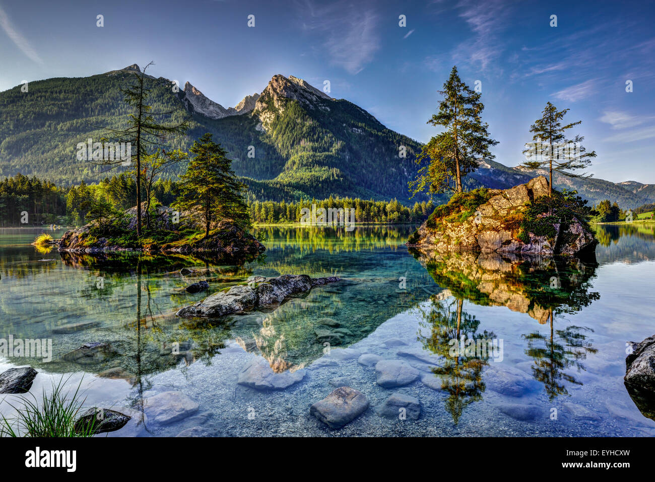 Alpen, See Hintersee am Morgen (im Juli). Stockfoto