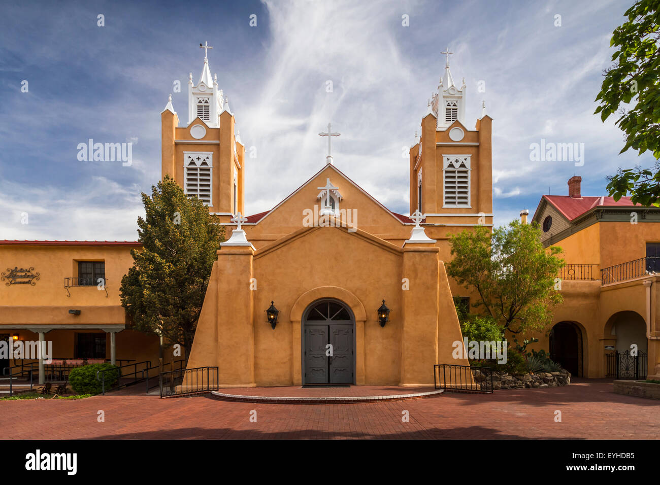 Die San Felipe de Neri Pfarrkirche im alten Stadt Albuquerque, New Mexico, USA. Stockfoto