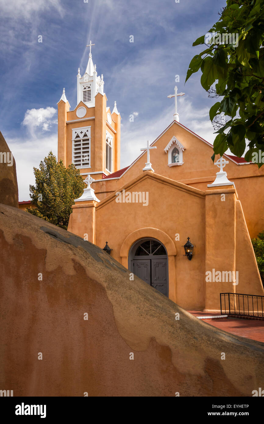 Die San Felipe de Neri Pfarrkirche im alten Stadt Albuquerque, New Mexico, USA. Stockfoto