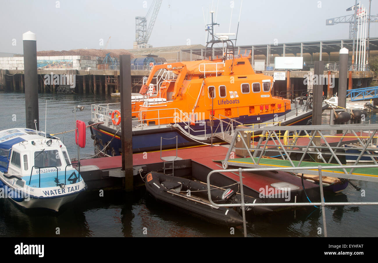 RNLI-Rettungsboot in den Hafen von Falmouth, Cornwall, England, UK Stockfoto