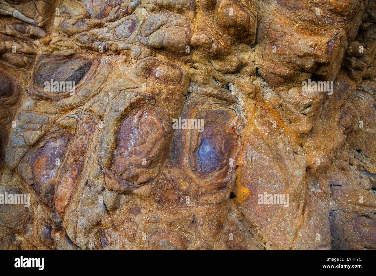 Kugelförmige Verwitterung von Granit: Bildung von konzentrischen oder kugelförmig Gesteinsschichten stark verfallene in verwittertem Fels Stockfoto