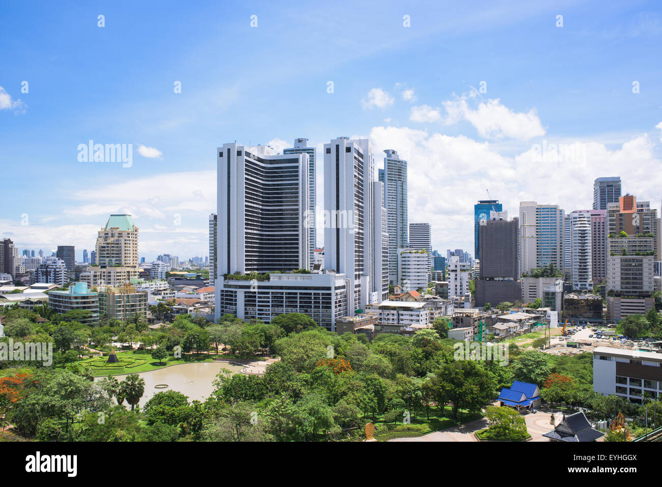 Metropole Bangkok, die Hauptstadt von Thailand. Der Sukhumvit Gegend mit Benjasiri Park im Vordergrund. Stockfoto