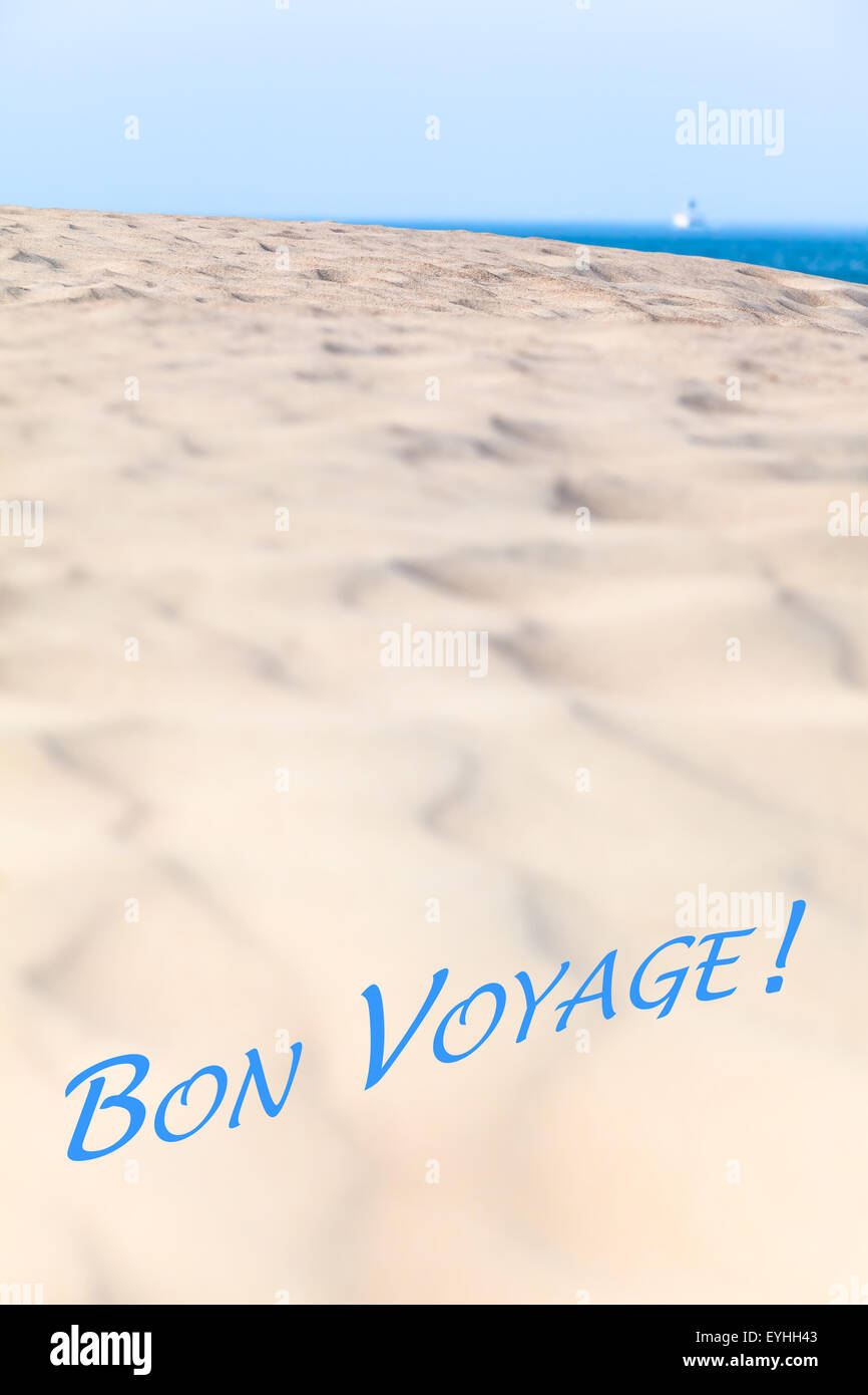 Großen Sanddüne und weit entfernten Schiff bei den blauen Ozean Hintergrund Stockfoto
