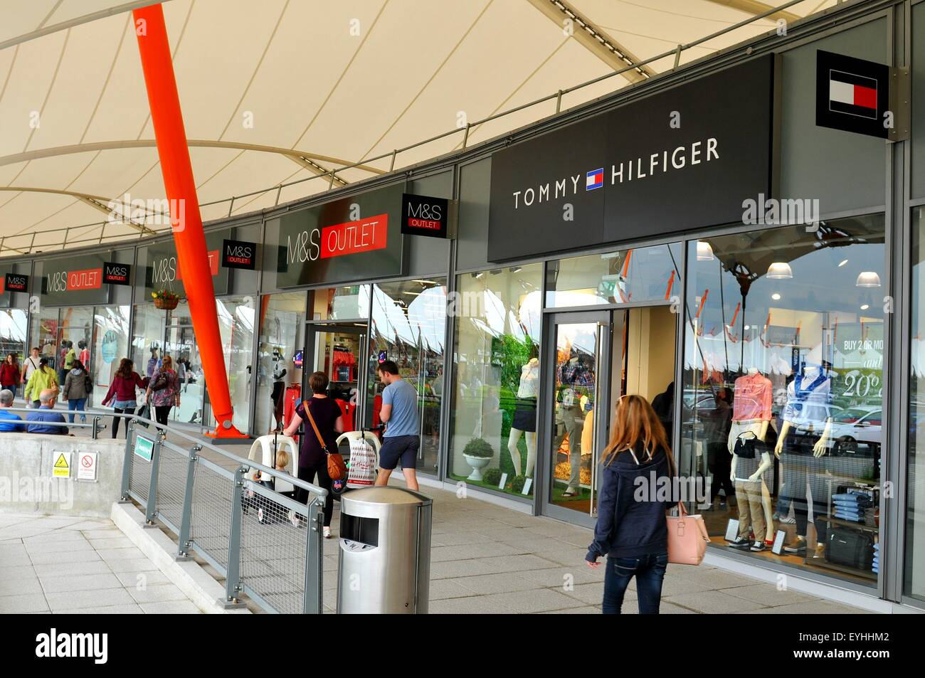 London, UK - 14. Juni 2015: Menschen Vergehen im Tommy Hilfiger Shop. Tommy  Hilfiger ist eine berühmte weltweit amerikanische Mode Stockfotografie -  Alamy