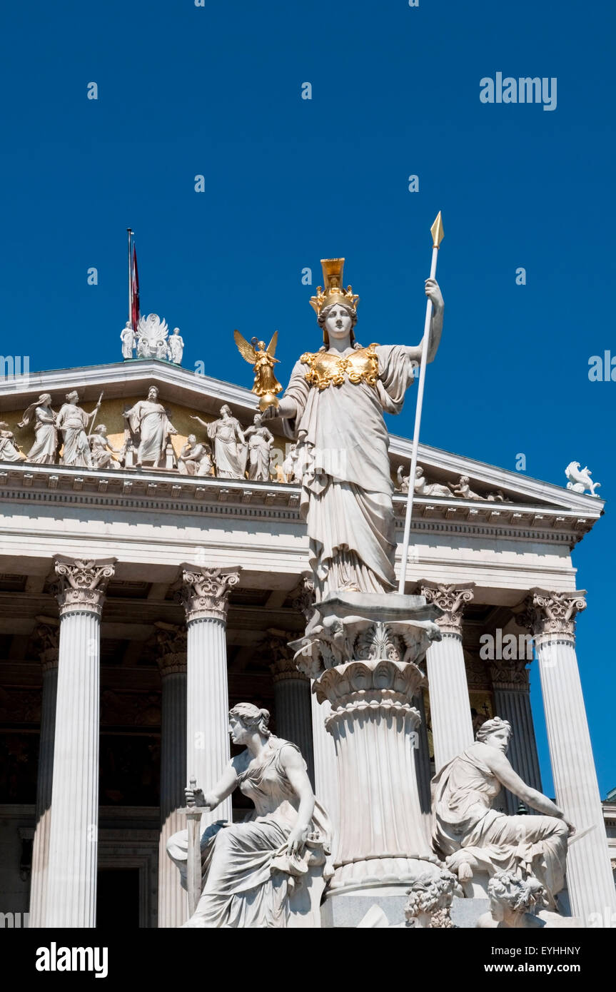 Die Vorderseite des österreichischen Parlaments in Vienna zeigt die die The Athena Fountain an einem hellen, sonnigen Tag Stockfoto