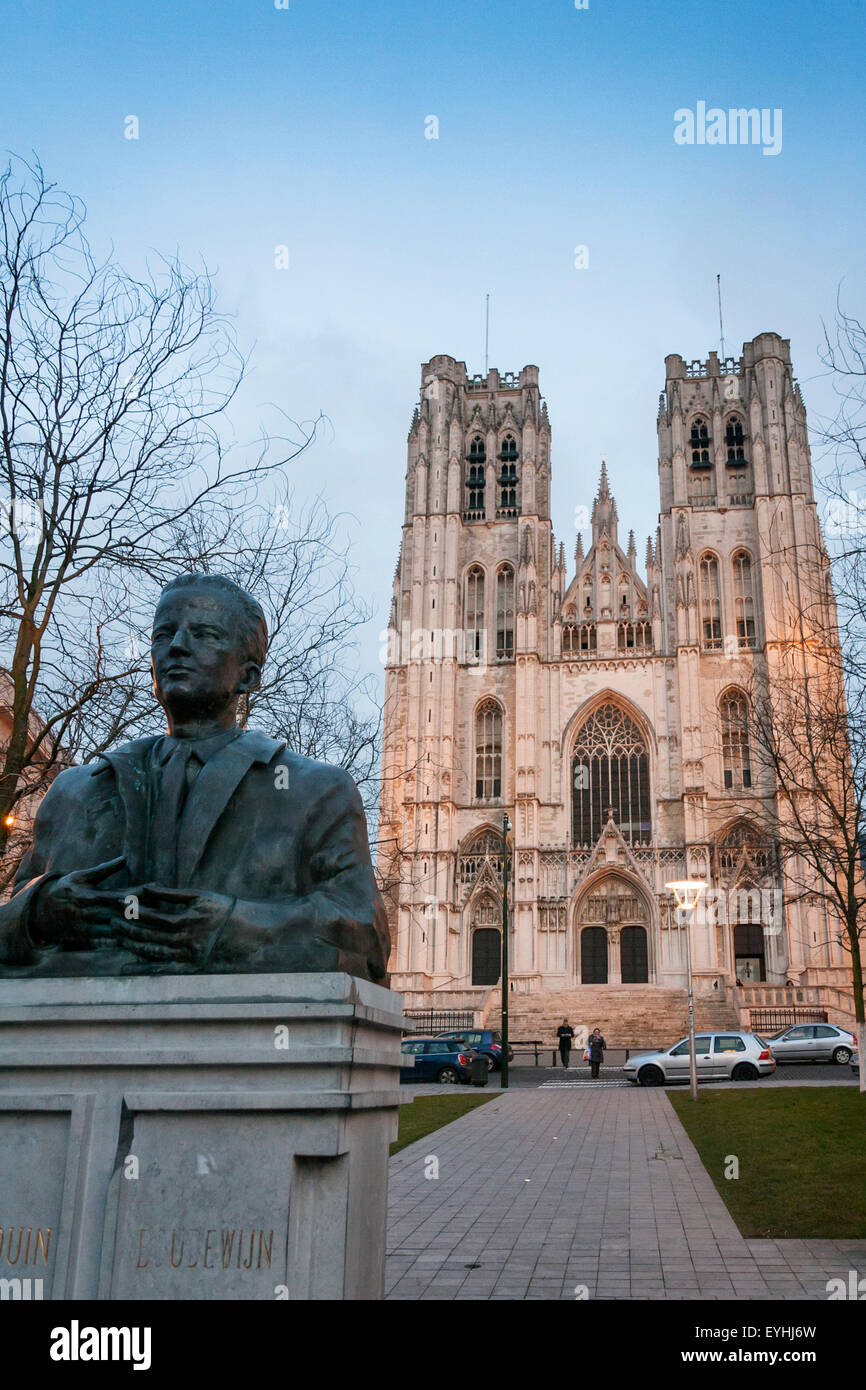 Kathedrale St. Michael und St. Gudula und König Baudouin Statue, Brüssel Stockfoto