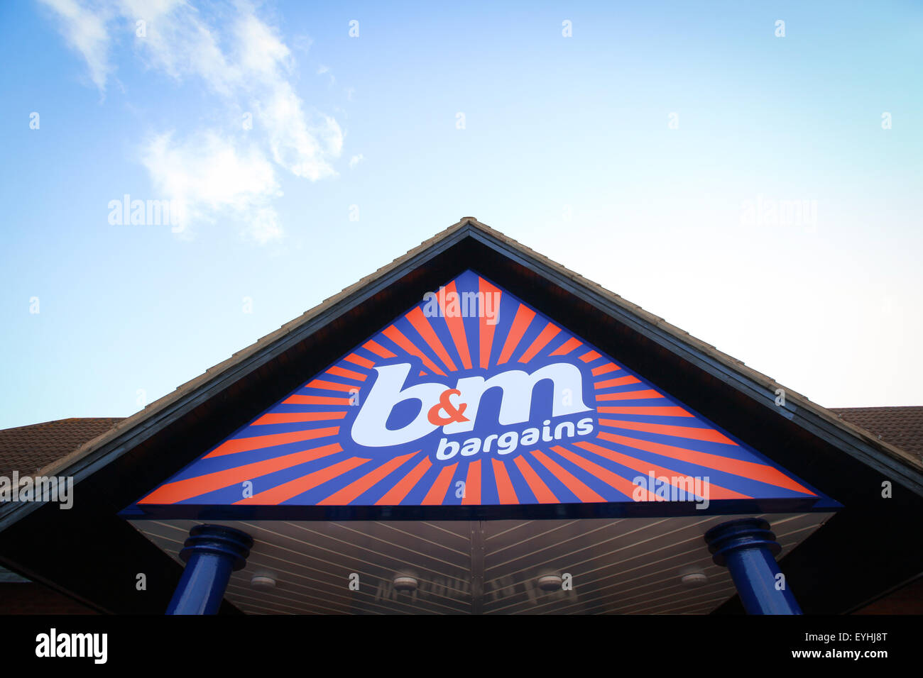 B & M Schnäppchen Shop vor blauem Himmel in Southampton Stockfoto