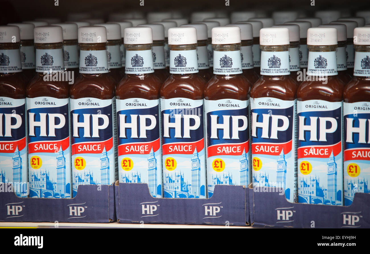 Eine Reihe von HP Sauce Flaschen zum Verkauf in einem Supermarkt Stockfoto