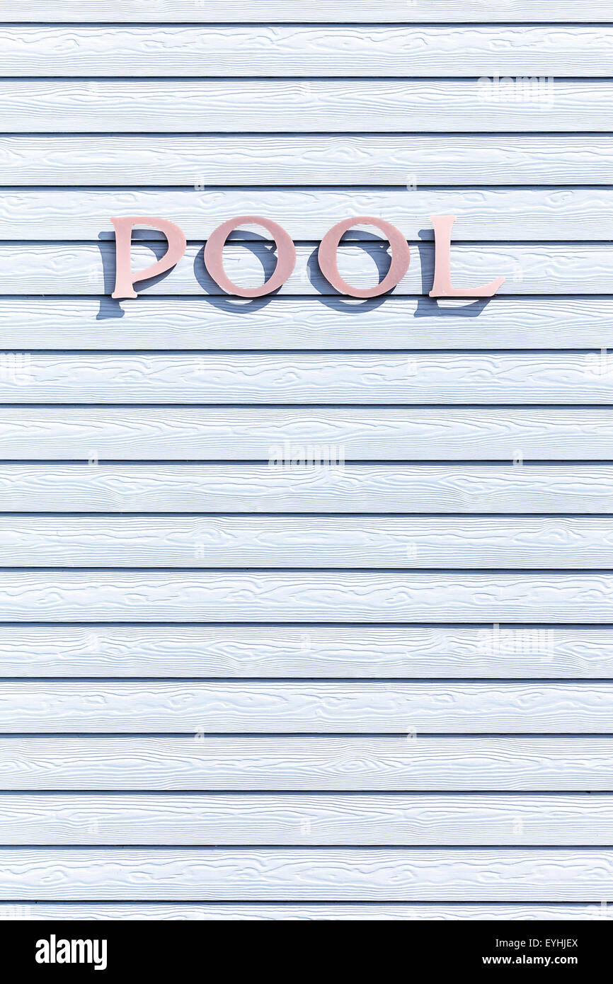 der Wort-Pool auf eine weiße Holzwand geschrieben Stockfoto