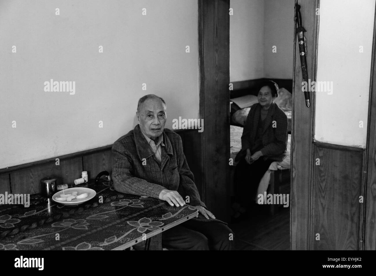 13. September 2013 - CHN - CHINA - 13. September 2013: (Nur zur redaktionellen Verwendung. CHINA aus) (Mindestpreis: 100 USD) Ye Shuangqiu: männlich, geboren im Jahre 1914, lebt heute in Chongqing. Ein Offizier in 144. Division Nationalarmee Revolution. Seine Armee wurde geschickt, um Shanghai Schlachtfeld zu helfen, im Oktober 1937, aber Shanghai Armee abgehoben, erst kamen sie noch, und sie auf Changxing, Wuxing stationiert, während dieser Zeit traf sie Japanâ€™ s großen Angriff. Und ein Bomber boomte um Ye, so dass eine Wunde in der rechten Schulter. Der Divisionskommandeur Guo Xunqi verwundet und stellvertretender Kommandant seine übernahm. 145. D Stockfoto