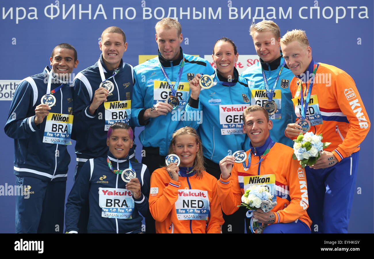 Kazan Russland 30 Juli 2015 Silber Medaillengewinner Brasiliens Diogo Villarinho Allan Do Carmo Und Ana Marcela Cunha Blau Gold Medaillengewinner Deutschlands Rob Muffels Christian Reichert Und Isabelle Franziska Harle Hellblau Und Bronze