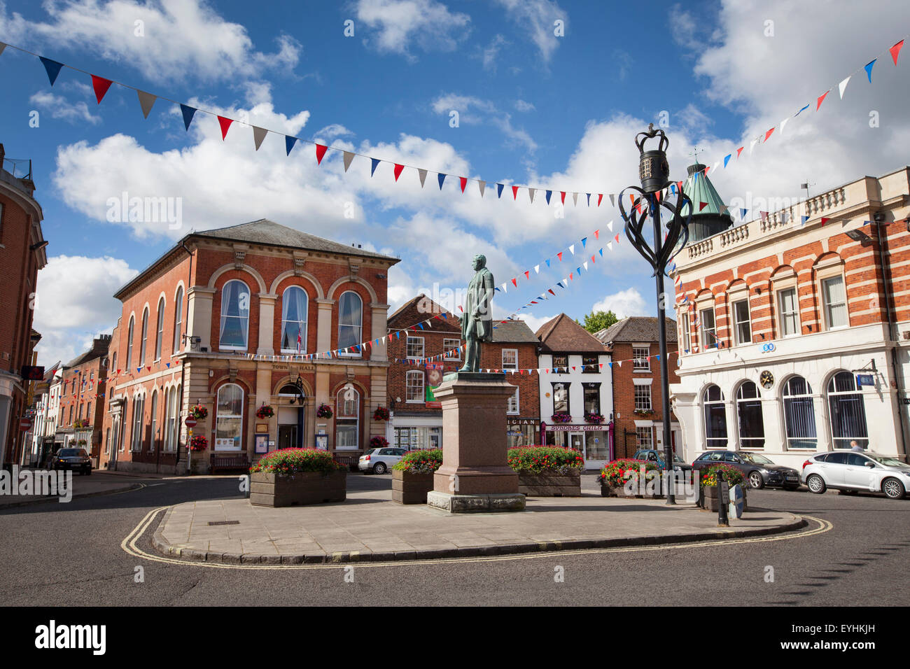 Romsey Rathaus und Lord Palmerston Statue im Marktplatz Romsey Stockfoto