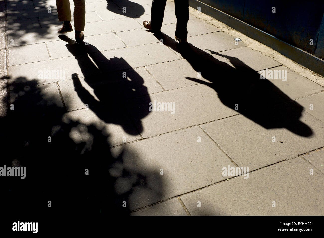 Schatten der Arbeitnehmer zur Arbeit in der City of London zu gehen. England-UK. Juni 2015 Stockfoto