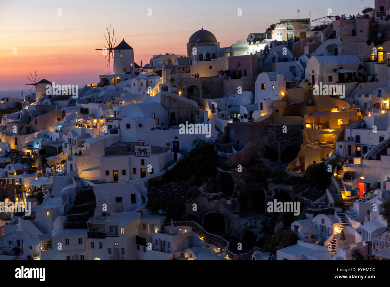 Sonnenuntergang in Oia, Santorini, griechische Inseln, Kykladen, Griechenland Stockfoto