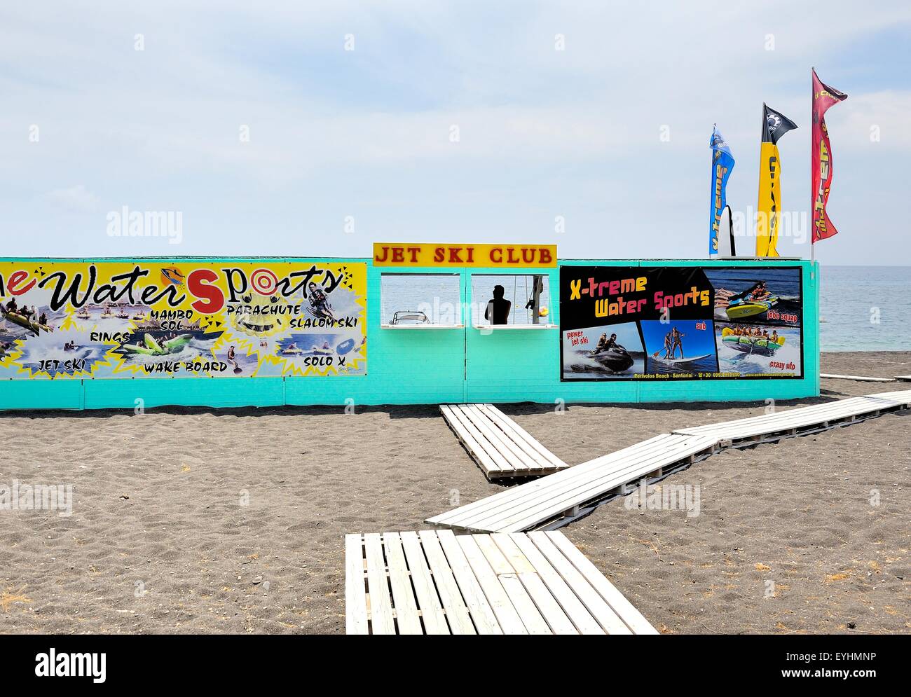 Jet-Ski-Club auf Perissa Beach Santorin in Griechenland. Stockfoto