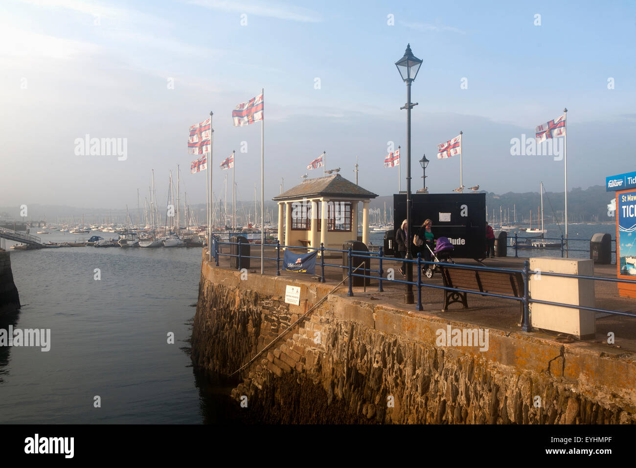 RNLI Fahnen im Wind am Prince Of Wales Pier, Falmouth, Cornwall, England, UK Stockfoto