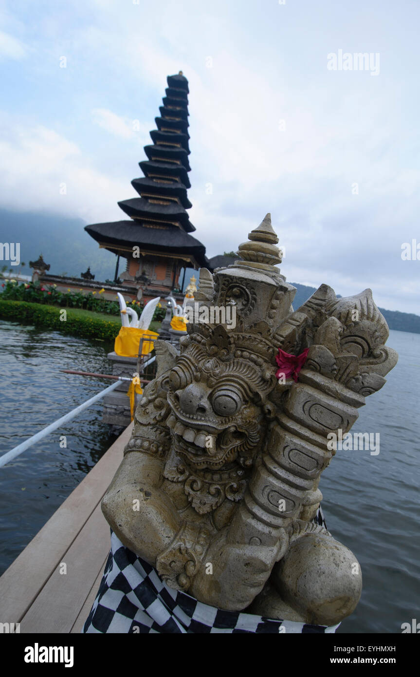 Eine Statue und die Tempel von Pura Ulun Danau Bratan, eines der am meisten verehrten Tempel in Bali, befindet sich in der Stadt von Bedugul Stockfoto