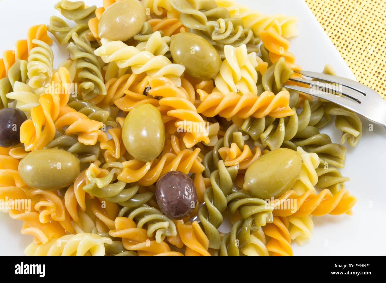 Bunte Nudeln Essen mit Oliven hautnah Stockfoto