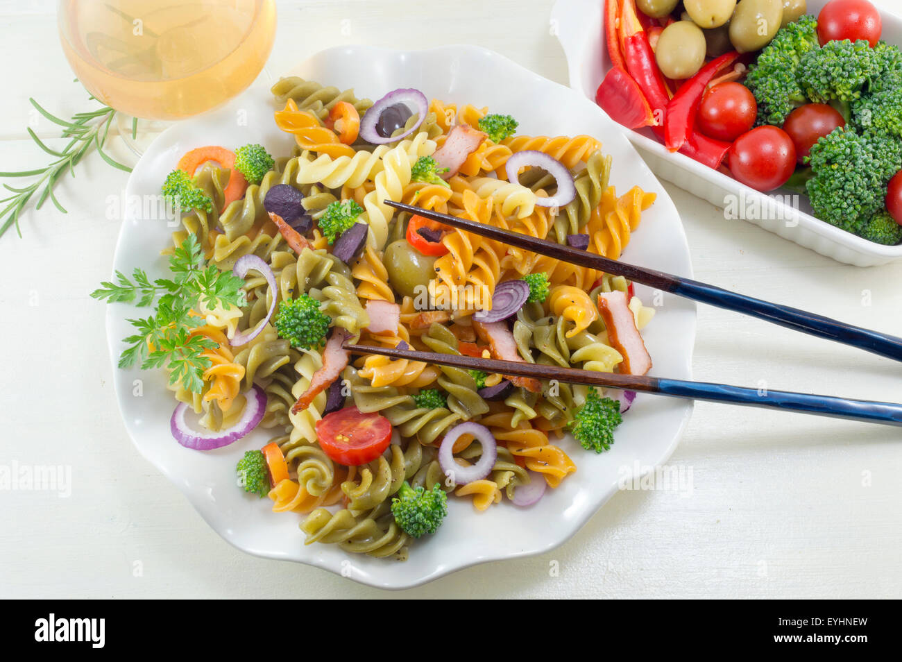 Nudeln Makkaroni Mahlzeit gekocht mit Gemüse mit frischem Gemüse serviert mit Stäbchen und ein Glas Wein Stockfoto