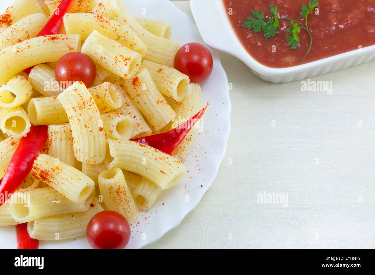 Pasta mit Cherry-Tomaten und Paprika serviert mit Tomatensauce hautnah Stockfoto