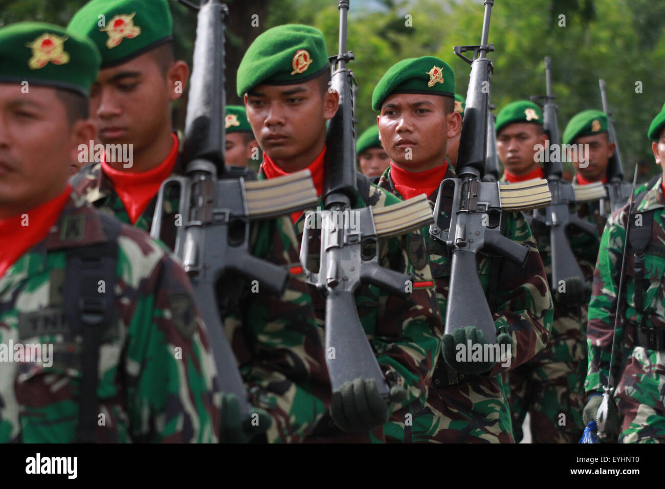 Pontianak, Indonesien. 30. Juli 2015. Ein-Jahr-Feier des regionalen militärischen Befehl XII Tanjungpura 57., die am Sitz der Militärpolizei in Pontianak stattfand. Die Feier mit einer Parade von Soldaten und Ausrüstung von militärischen Kampffahrzeugen der Öffentlichkeit. Bildnachweis: Yohanes Kurnia Irawan/Pacific Press/Alamy Live-Nachrichten Stockfoto