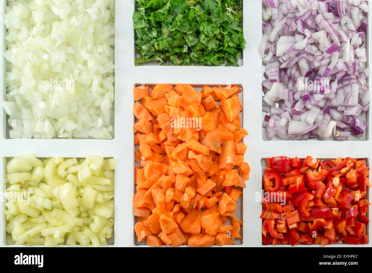 Bunten Gewürzen, Gemüse und Zutaten auf einer rechteckigen geformte Platte bestellt. Gewürz-Hintergrund Stockfoto