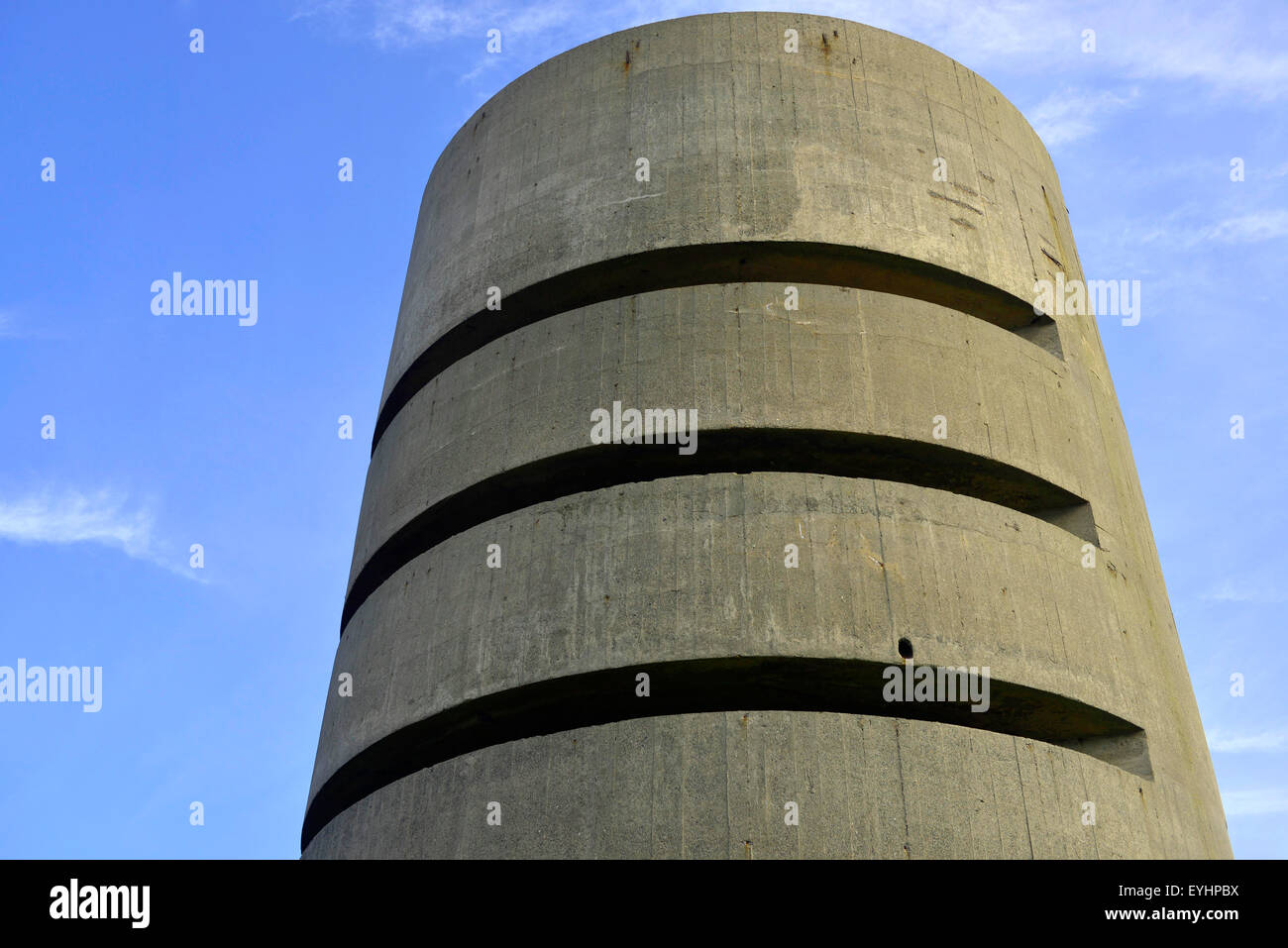 Fort Saumarez, Martello-Turm mit Aussichtsturm aus dem Zweiten Weltkrieg in Saint Peter (Saint Pierre du Bois), Guernsey, Kanalinseln. Stockfoto