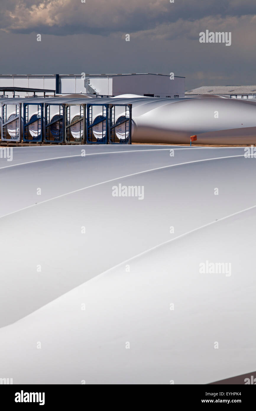Windsor, Colorado - Wind-Turbinenschaufeln außerhalb der Vestas Wind Systems Fabrik gespeichert. Stockfoto
