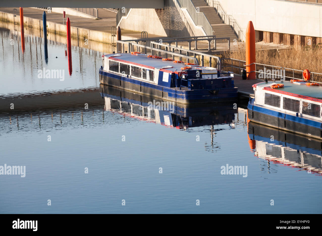 Lastkähne am Fluss Lea und Stelen Kreide Skulpturen am Queen Elizabeth Olympic Park, Stratford, London im März Stockfoto