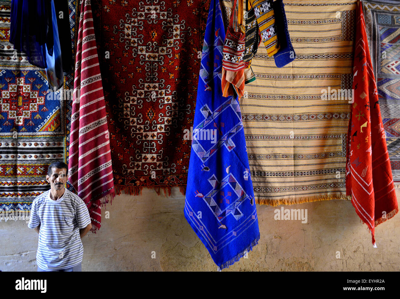 Teppichboden und Teppich Shop in der Medina, Fès, Marokko, Nordafrika. Stockfoto