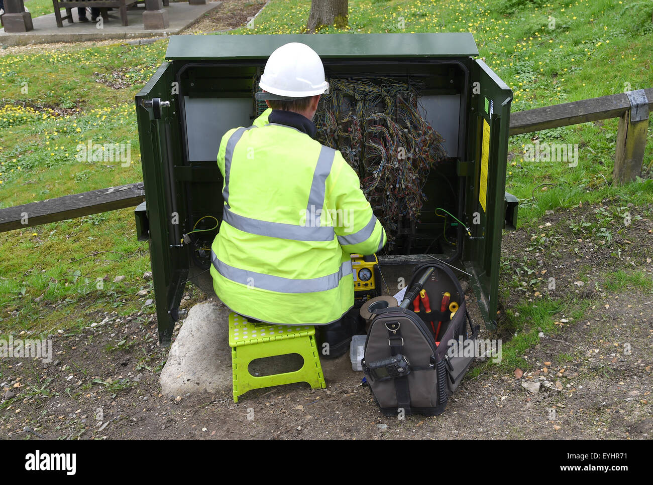 Telefon-Ingenieur arbeitet auf eine Anschlussdose, England, UK Stockfoto