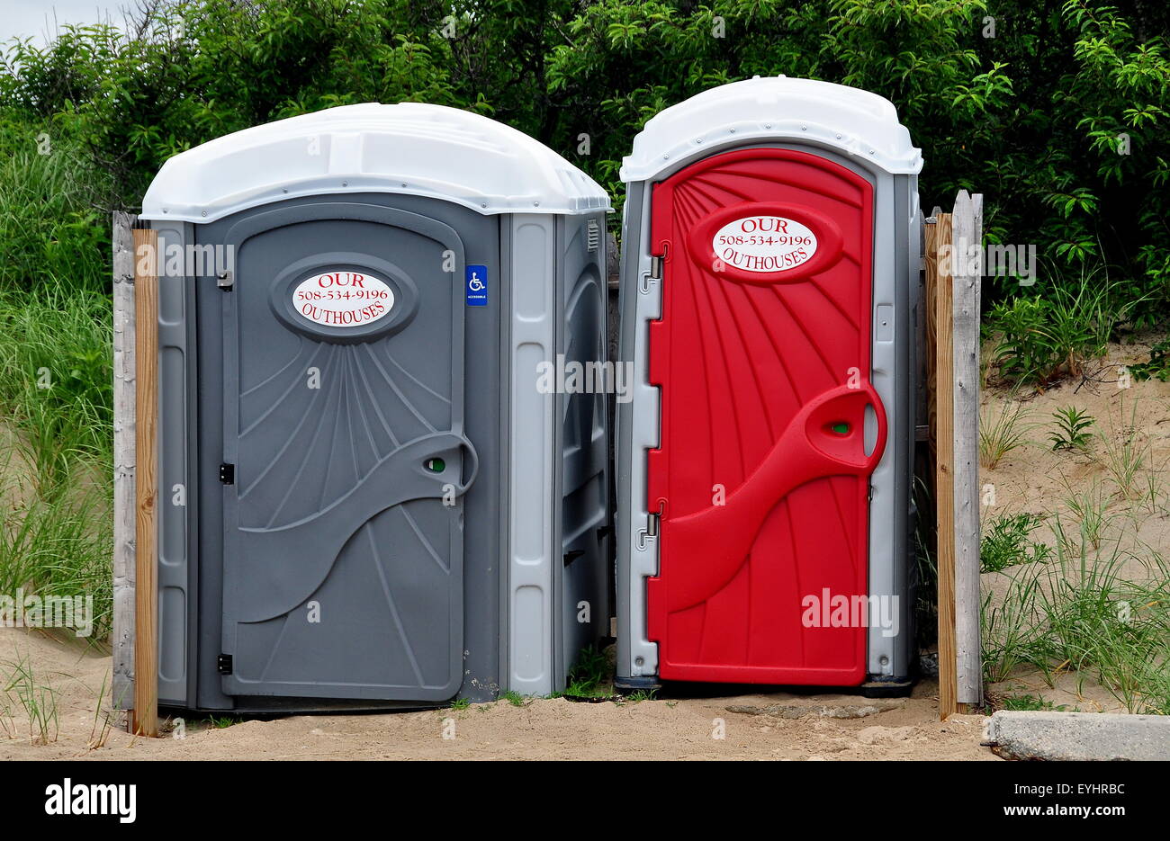 Brewster, MA: Zwei mobile Toiletten am Strand Corporation auf Cape Cod bieten kostenlose Sanitäranlagen im Sommer Stockfoto